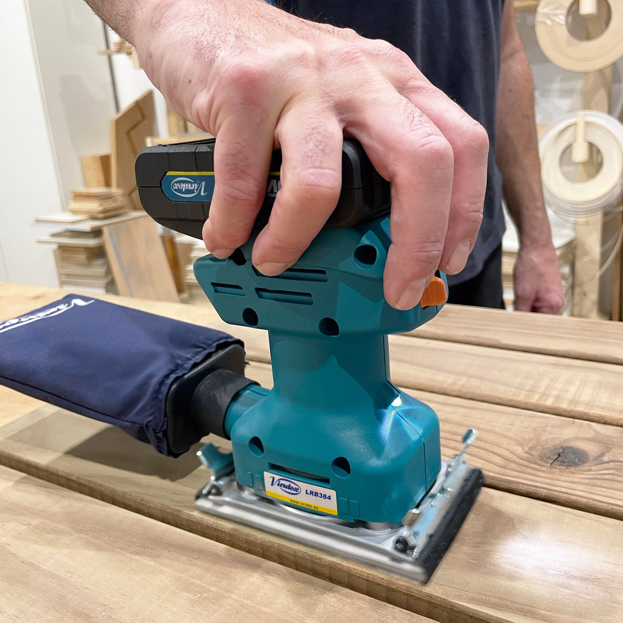 LRB384 CORDLESS MULTI-SANDER WITH SUITC