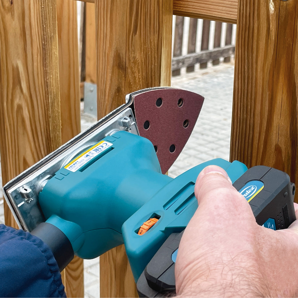 LRB384 CORDLESS MULTI-SANDER WITH SUITC