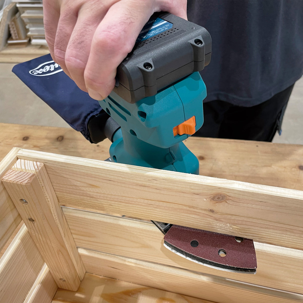 LRB384 CORDLESS MULTI-SANDER WITH SUITC