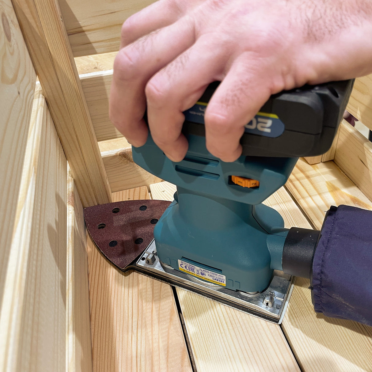 LRB384 CORDLESS MULTI-SANDER WITH SUITC